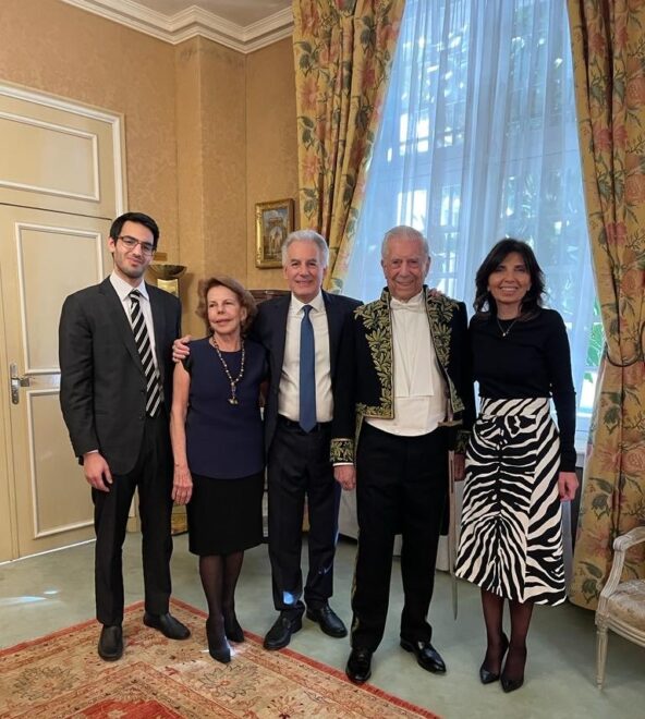 Mario Vargas Llosa con el apoyo de su familia en París