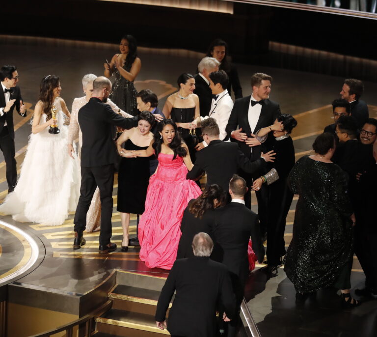 'Todo a la vez en todas partes' arrasa con siete Oscar, entre ellos mejor película y mejor dirección