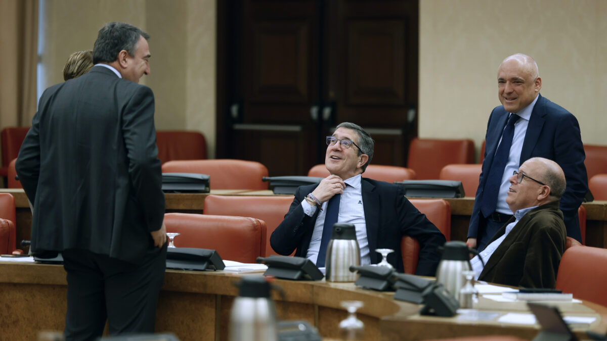 El portavoz del PNV, Aitor Esteban (i), conversa con los socialistas Patxi López, Rafael Simancas y José Zaragoza, durante la reunión de la Junta de Portavoces este martes en el Congreso.