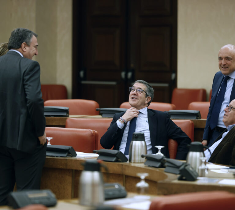 El tito Berni con gabardina y Patxi López en la marmita