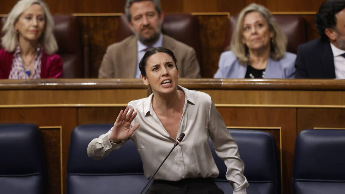 La ministra de Igualdad, Irene Montero interviene durante la sesión de control al Gobierno celebrada este miércoles en el Congreso de los Diputados en Madrid.