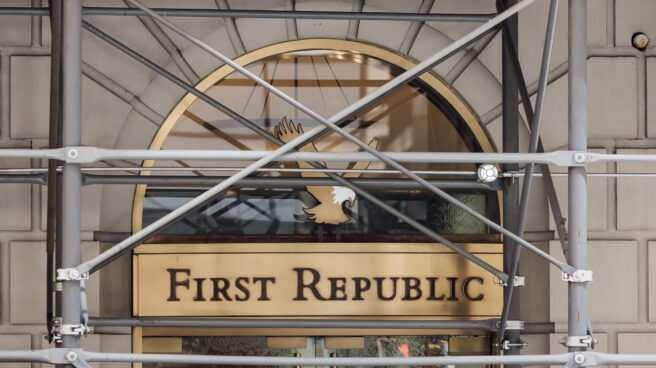 Un cartel fuera de una sucursal del First Republic Bank en Nueva York, Nueva York, EE. UU., 16 de marzo de 2023.