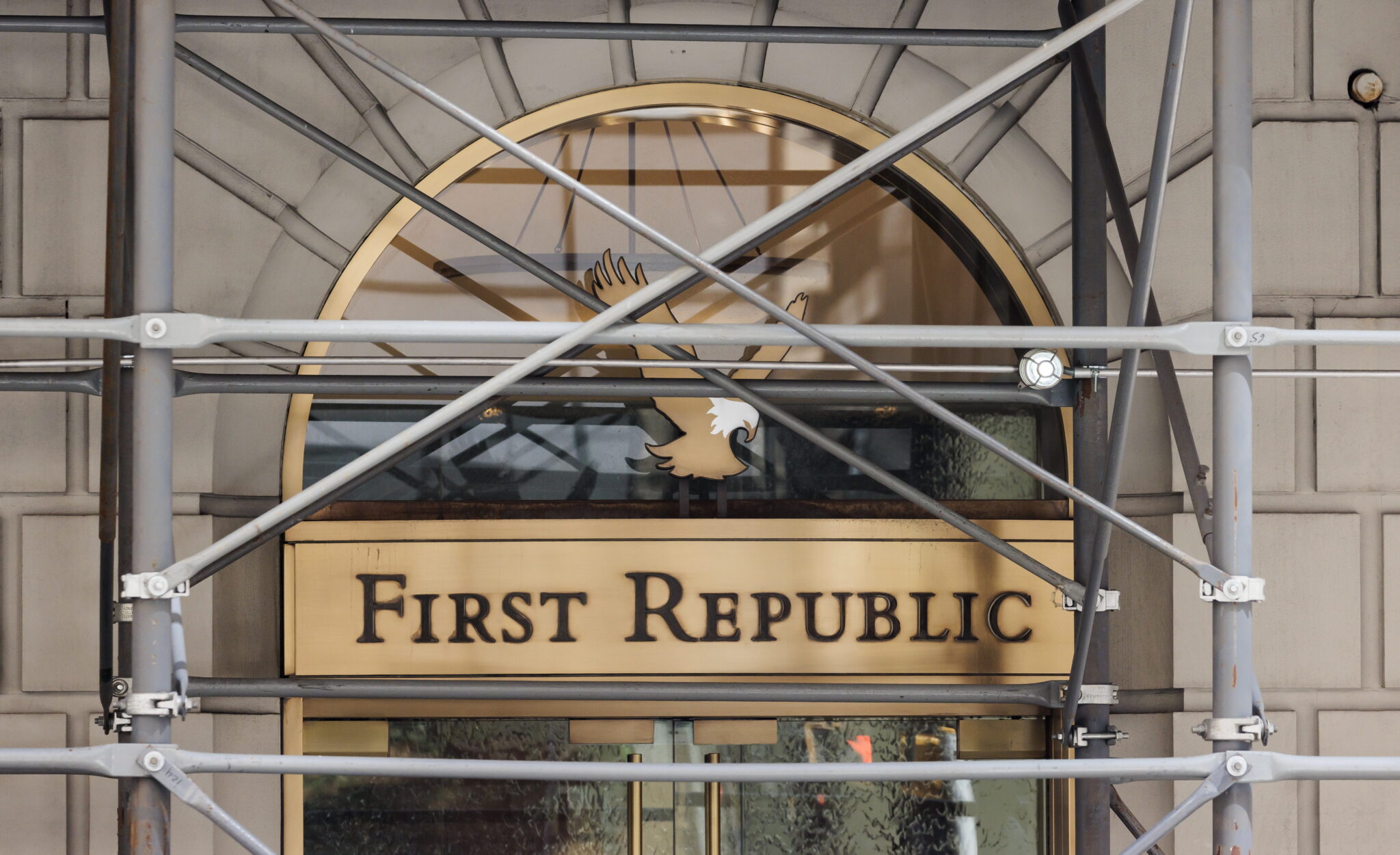 Un cartel fuera de una sucursal del First Republic Bank en Nueva York, Nueva York, EE. UU., 16 de marzo de 2023.