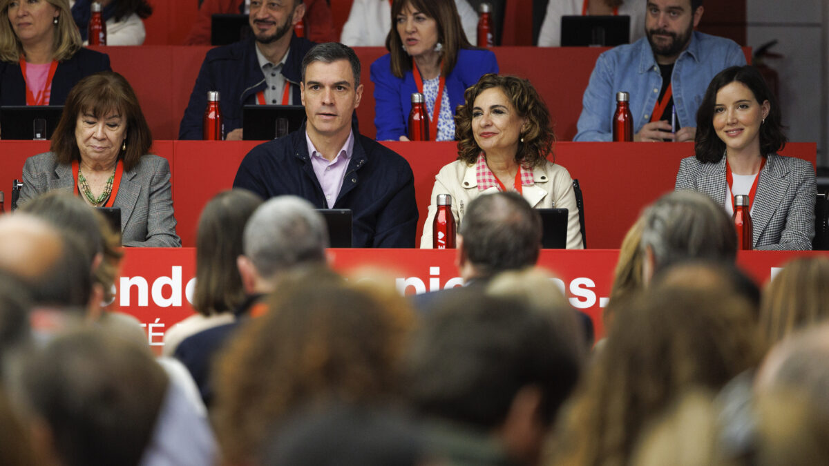 MADRID, 18/03/2023.- (De i a d) La presidenta del partido Cristina Narbona, el presidente del Gobierno y secretario general del PSOE Pedro Sánchez, la ministra de Hacienda y vicesecretaria general del partido María Jesús Montero y la secretaria de Igualdad del PSOE Andrea Fernández Benéitez asisten a la reunión del Comité Federal del PSOE en la calle Ferraz en Madrid, este sábado. EFE/ Sergio Pérez