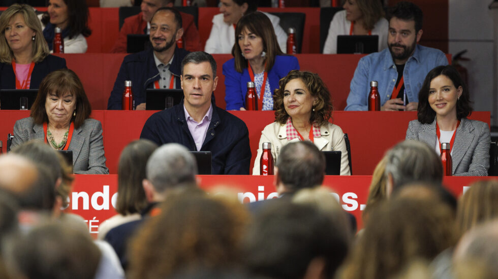 MADRID, 18/03/2023.- (De i a d) La presidenta del partido Cristina Narbona, el presidente del Gobierno y secretario general del PSOE Pedro Sánchez, la ministra de Hacienda y vicesecretaria general del partido María Jesús Montero y la secretaria de Igualdad del PSOE Andrea Fernández Benéitez asisten a la reunión del Comité Federal del PSOE en la calle Ferraz en Madrid, este sábado. EFE/ Sergio Pérez