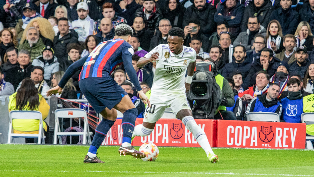 Vinicius controla un balón frente a Araújo