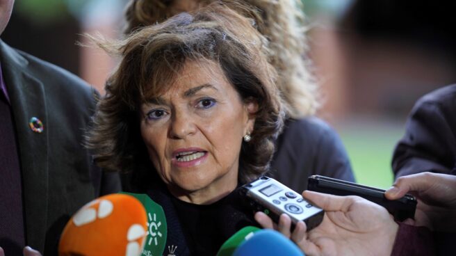 La vicepresidenta del Gobierno en funciones, Carmen Calvo, se dirige a medios de comunicación a su llegada al Comite Provincial