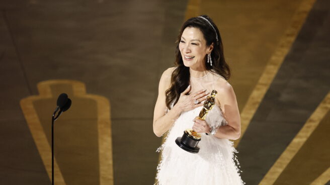 Michelle Yeoh gana el Oscar a mejor actriz protagonista.
