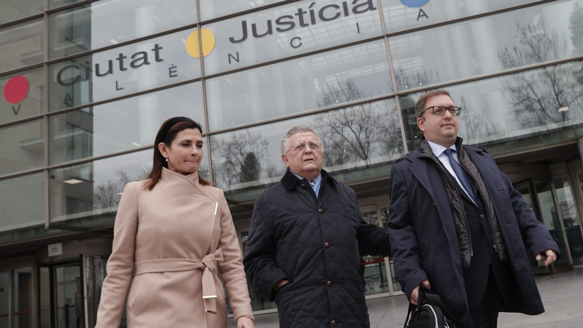 El expresidente del Valencia y exdirectivo de la federación Española de fútbol CF Pedro Cortés (c) a su salida de la Ciudad de la Justicia