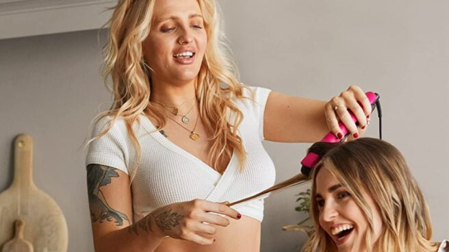 1-18 mujer planchando el pelo