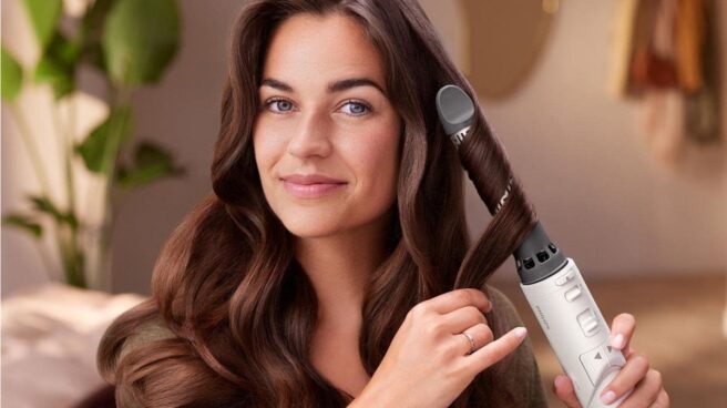 Obtén un look de salón en casa con este cepillo moldeador Philips