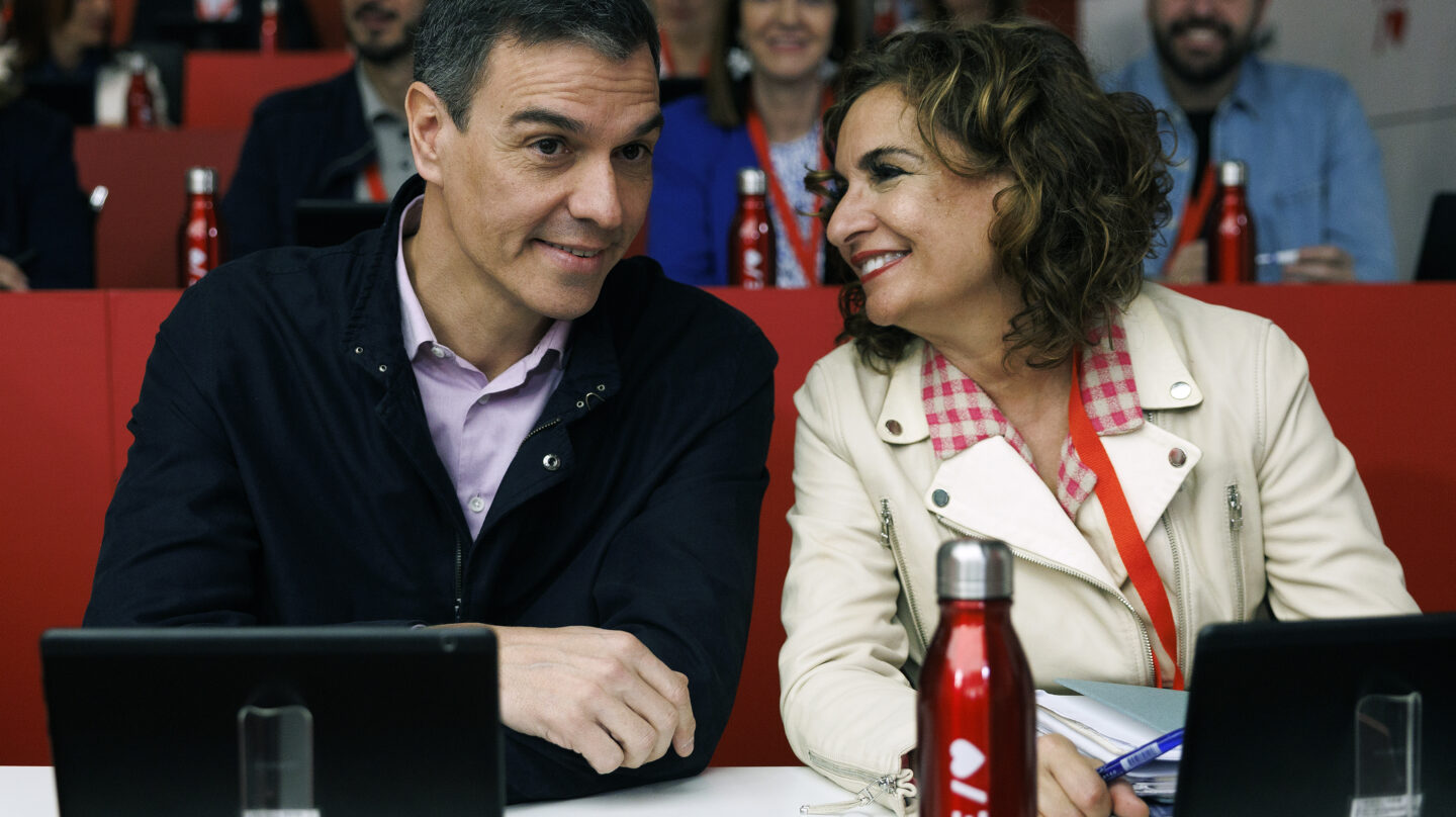 MADRID, 18/03/2023.- El presidente del Gobierno y secretario general del PSOE Pedro Sánchez (i) y la ministra de Hacienda y vicesecrataria general del partido María Jesús Montero (d) asisten a la reunión del Comité Federal del PSOE en la calle Ferraz en Madrid, este sábado. EFE/ Sergio Pérez