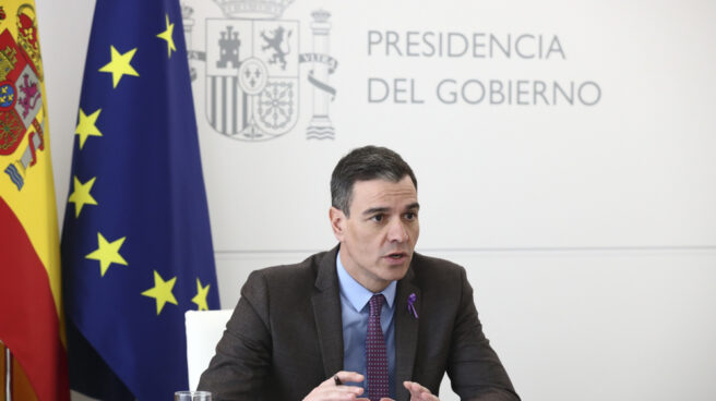 El presidente del Gobierno, Pedro Sánchez, durante el encuentro mantenido, por videoconferencia, con el consejero delegado del Grupo Renault
