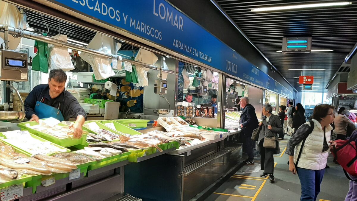 El alza de precios de los 'súper' dispara la compra en los mercados: "Nuestra cesta es la de verdad"