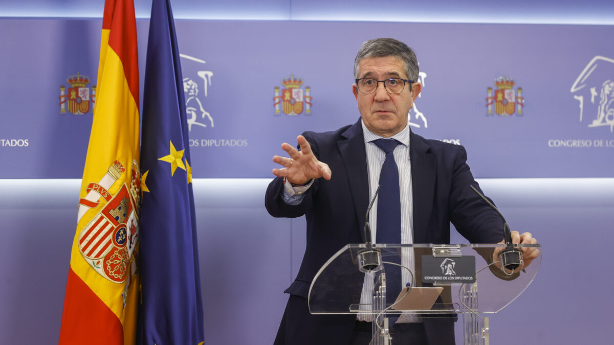 MADRID, 28/02/2023.- El portavoz del PSOE, Patxi López, durante una rueda de prensa este martes en el Congreso que acoge la reunión de la Junta de Portavoces. EFE/ Javier Lizon