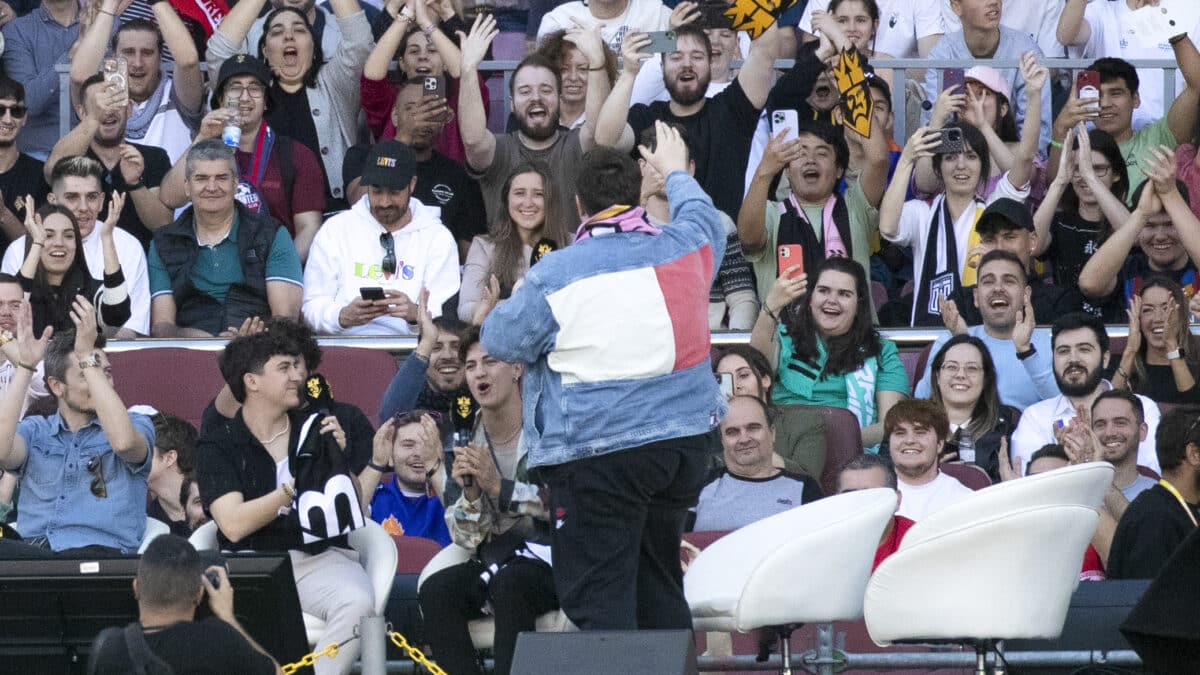 El influencer Ibai Llanos, uno de los creadores del evento, saluda al publico en las finales de la Kings League ante 90.000 espectadores en el Camp Nou