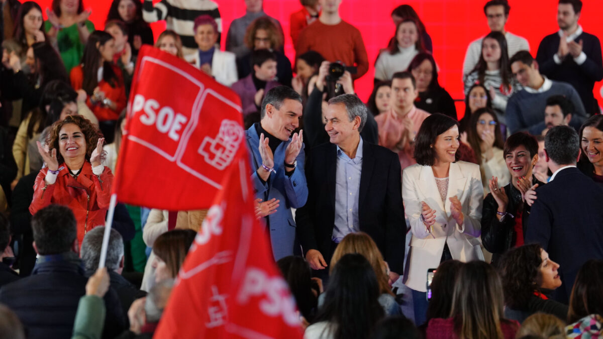 MADRID, 04/03/2023.- El secretario general del PSOE y presidente del Gobierno, Pedro Sánchez (c), acompañado porel expresidente y exsecretario general del PSOE, José Luis Rodríguez Zapatero (2d), durante su participación en un acto sobre feminismo con motivo del Día Internacional de la Mujer, que se celebra el 8 de marzo, éste sábado en Madrid. EFE/Borja Sánchez-Trillo