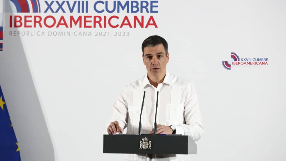 SANTO DOMINGO (REPÚBLICA DOMINICANA), 26/03/2023.- El presidente del Gobierno de España, Pedro Sánchez, en la rueda de prensa que ha ofrecido al término de la cumbre iberoamericana de Santo Domingo, ha criticado la "insolvencia y mala fe" que cree que demuestran tanto el líder del PP, Alberto Núñez Feijóo, como sus colaboradores con sus críticas sobre reuniones con líderes iberoamericanos. EFE/Moncloa/Fernando Calvo -SOLO USO EDITORIAL/SOLO DISPONIBLE PARA ILUSTRAR LA NOTICIA QUE ACOMPAÑA (CRÉDITO OBLIGATORIO)-