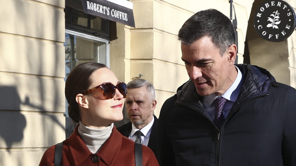 HELSINKI, 03/03/2023.- El presidente del Gobierno Pedro Sánchez (d) durante un paseo con la primera ministra finlandesa Sanna Marin (i) por las calles de Helsinki, Finlandia este viernes para conocer su posición ante asuntos que están negociándose en la UE en el marco de su gira previa a asumir la presidencia europea el 1 de julio. EFE/Moncloa/Fernando Calvo/Pool SOLO USO EDITORIAL/SOLO DISPONIBLE PARA ILUSTRAR LA NOTICIA QUE ACOMPAÑA (CRÉDITO OBLIGATORIO)