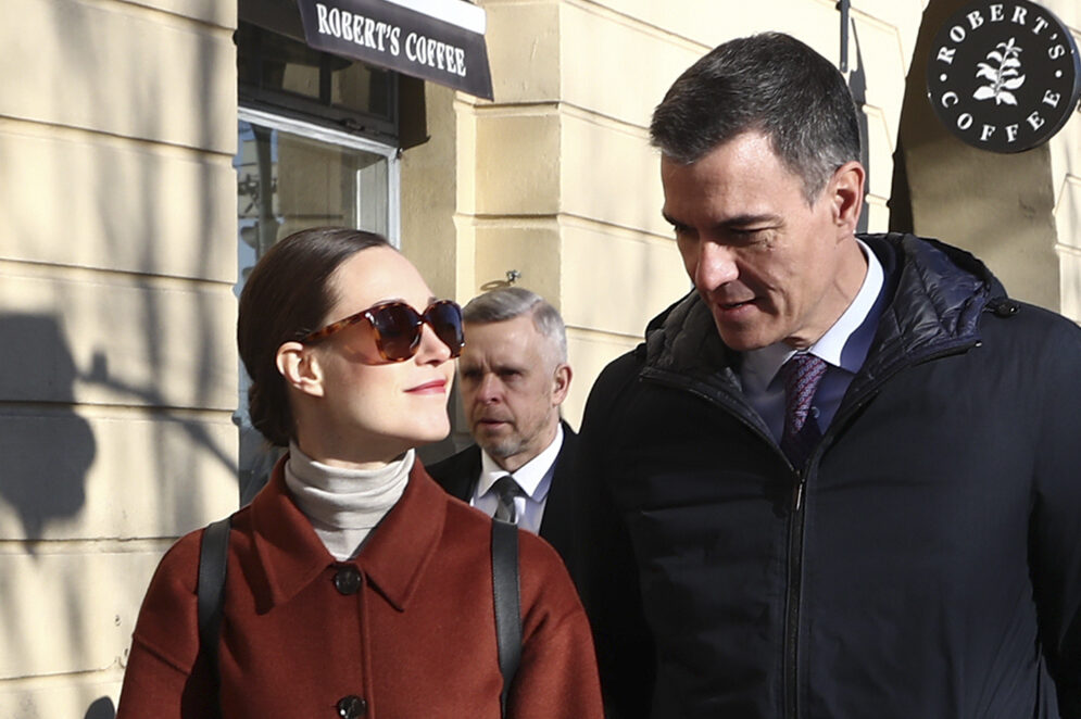 HELSINKI, 03/03/2023.- El presidente del Gobierno Pedro Sánchez (d) durante un paseo con la primera ministra finlandesa Sanna Marin (i) por las calles de Helsinki, Finlandia este viernes para conocer su posición ante asuntos que están negociándose en la UE en el marco de su gira previa a asumir la presidencia europea el 1 de julio. EFE/Moncloa/Fernando Calvo/Pool SOLO USO EDITORIAL/SOLO DISPONIBLE PARA ILUSTRAR LA NOTICIA QUE ACOMPAÑA (CRÉDITO OBLIGATORIO)