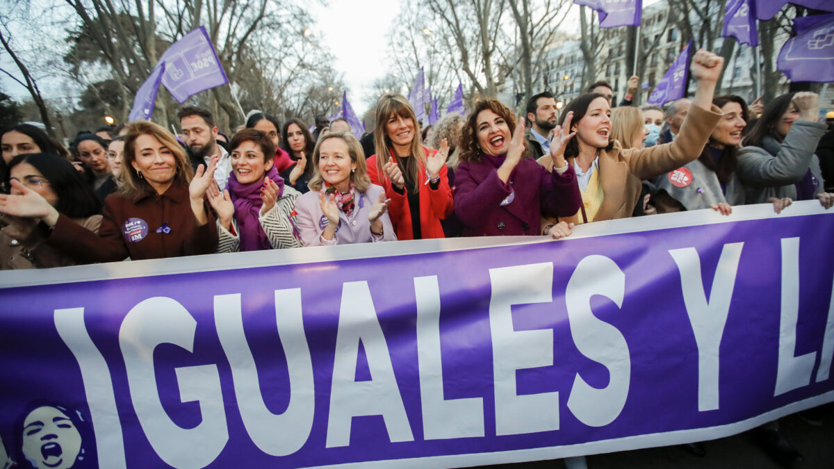 Manifestación del 8-M: de izqda. a dcha., Darias, Raquel Sánchez, Isabel Rodríguez, Calviño, Begoña Gómez, Montero, Andrea Fernández y Llop.