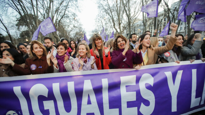 Manifestación del 8-M: de izqda. a dcha., Darias, Raquel Sánchez, Isabel Rodríguez, Calviño, Begoña Gómez, Montero, Andrea Fernández y Llop.