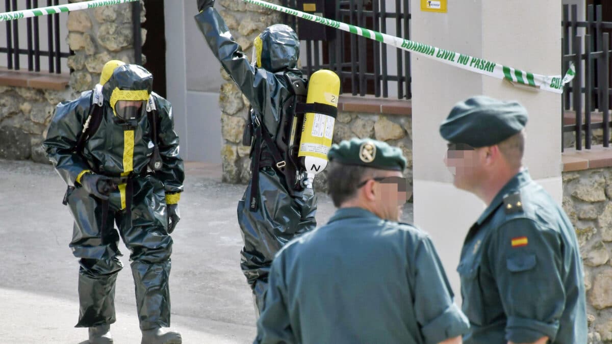 Vivienda de Carbonero en la que fallecieron tras fumigar una mujer y su hijo.