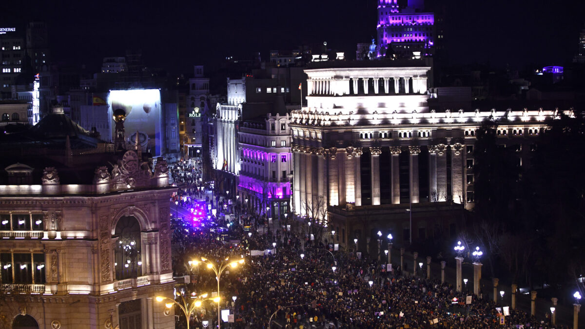 Manifestantes participan durante la marcha organizada por la Comisión 8M con motivo del Día de la Mujer, este miércoles en Madrid.
