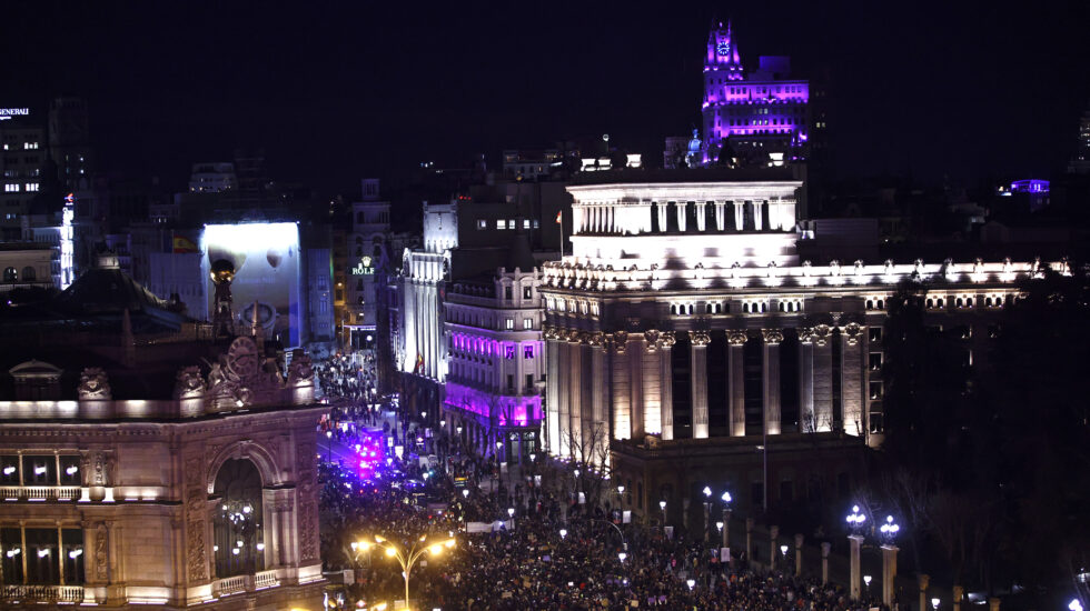 El Gobierno cifra en 27.000 las asistentes a las manifestaciones del 8-M en Madrid Manifestantes participan durante la marcha organizada por la Comisión 8M con motivo del Día de la Mujer, este miércoles en Madrid.