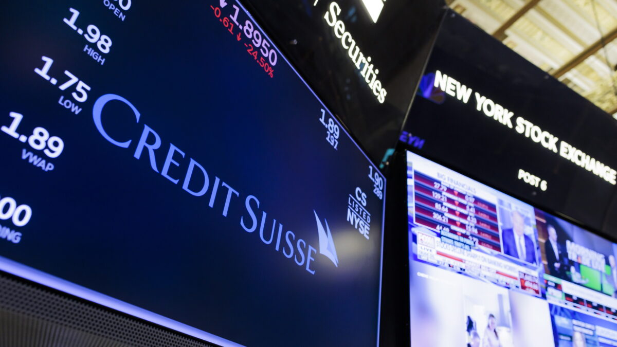 Credit Suisse, en las pantallas de la bolsa de Nueva York.