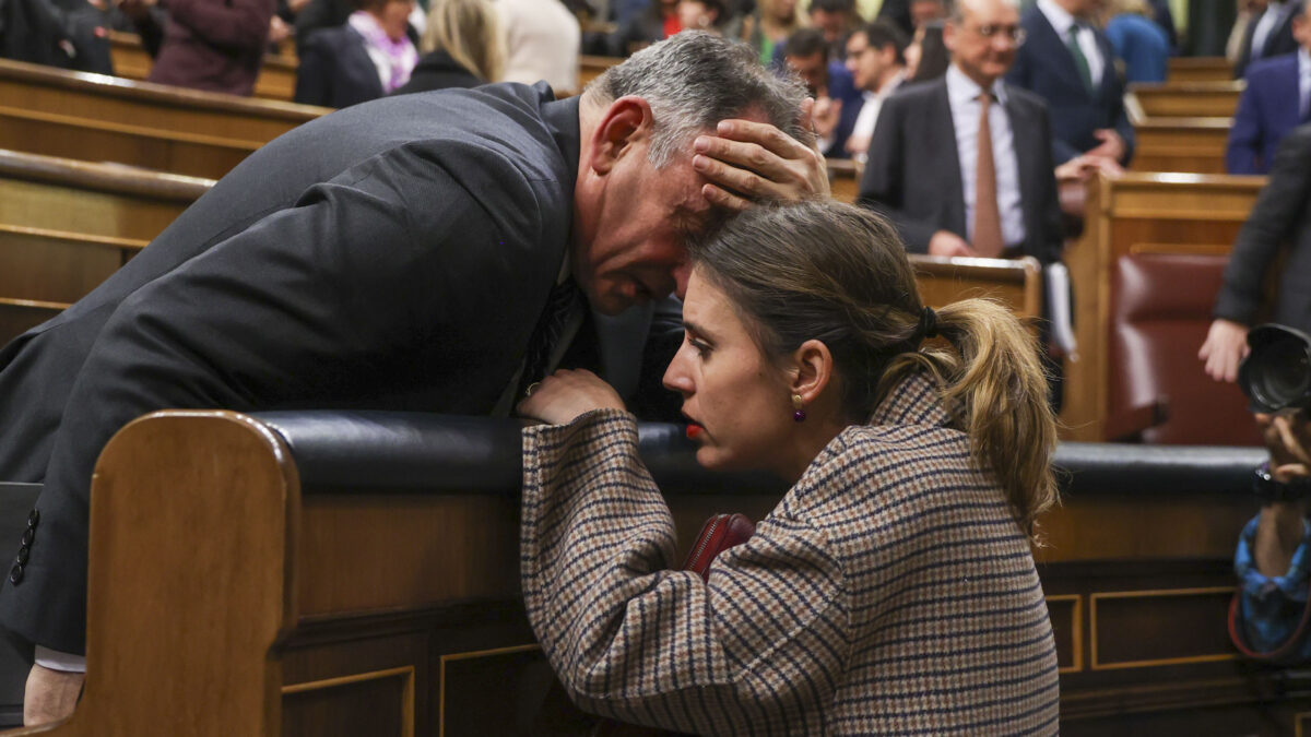 La ministra de Igualdad, Irene Montero, habla con Enrique Santiago tras la sesión de tarde del pleno del Congreso de los Diputados, este martes en Madrid.