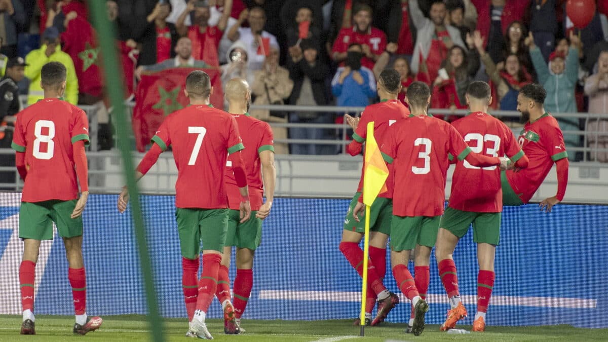 Jugadores de Marruecos celebran un gol a Brasil en Tánger.