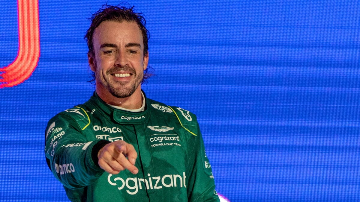 Fernando Alonso, en el podio de Arabia Saudí.