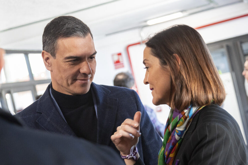 El secretario general del PSOE y presidente del Gobierno, Pedro Sánchez, junto a la ministra de Industria y candidata socialista por Madrid, Reyes Maroto, durante el acto del partido por el Día de la Mujer, este 4 de marzo de 2023 en el Pabellón de Convenciones de la Casa de Campo de Madrid.