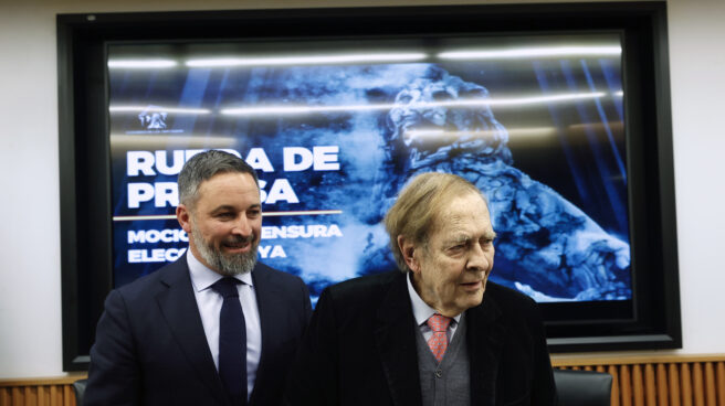 El candidato a la Presidencia del Gobierno, Ramón Tamames (d), acompañado del líder del partido, Santiago Abascal (i), informa de los motivos para pedir al Congreso que desaloje a Pedro Sánchez de La Moncloa