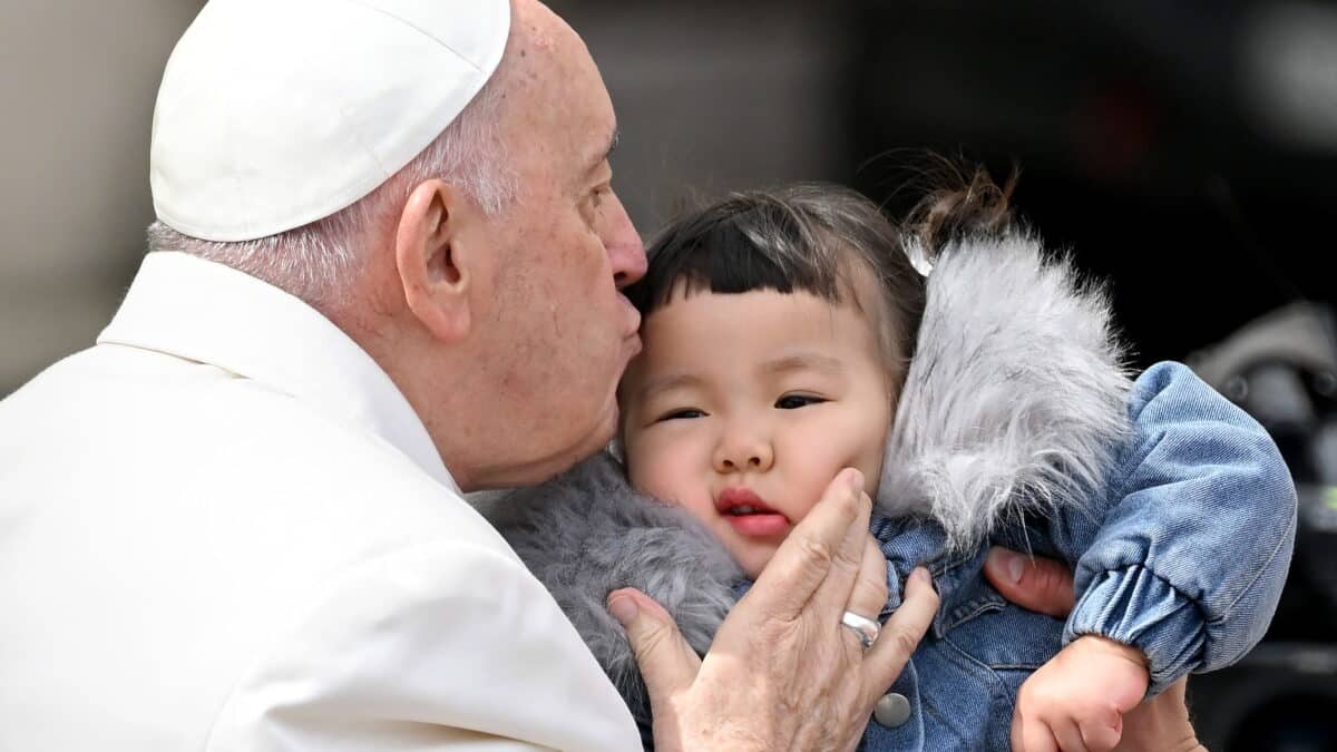 El Papa Francisco besa a un niño al final de su audiencia general semanal en la Plaza de San Pedro, Ciudad del Vaticano, este miércoles