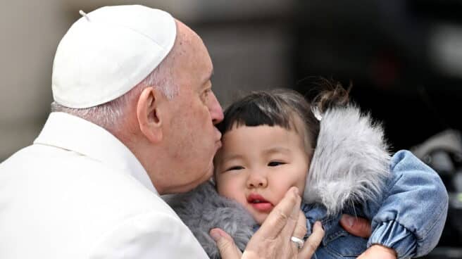 El Papa Francisco besa a un niño al final de su audiencia general semanal en la Plaza de San Pedro, Ciudad del Vaticano, este miércoles