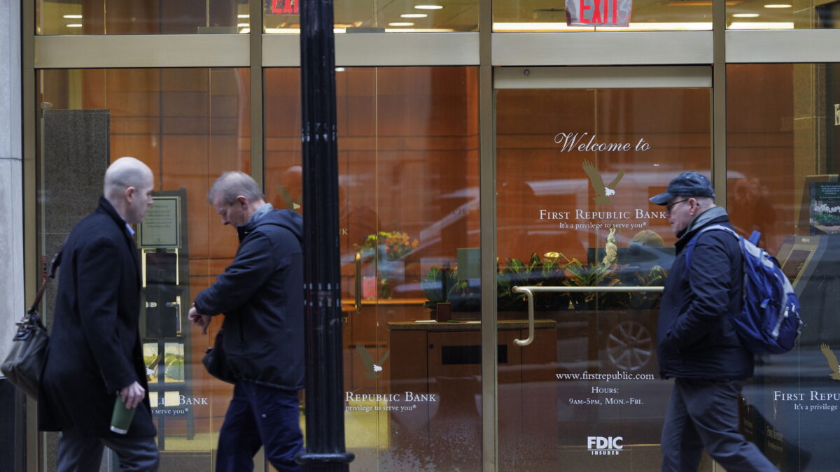 Peatones pasan frente a una sucursal del First Republic Bank en Boston, Massachusetts