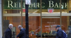 El First Republic Bank se vuelve a desplomar en bolsa un 31,5% a pesar del rescate de los bancos estadounidenses