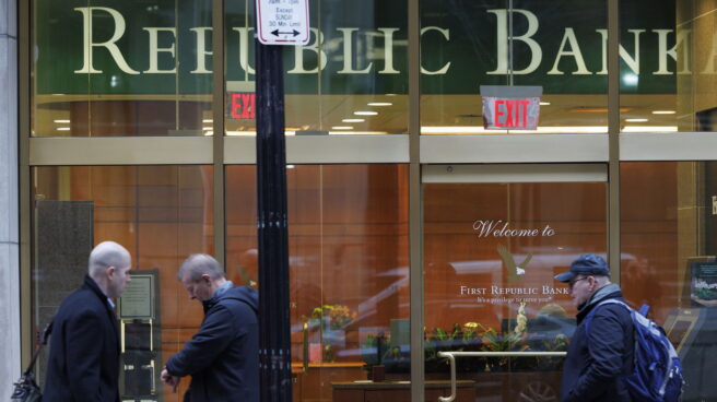 El First Republic Bank se vuelve a desplomar en bolsa un 31,5% a pesar del rescate de los bancos estadounidenses Peatones pasan frente a una sucursal del First Republic Bank en Boston, Massachusetts