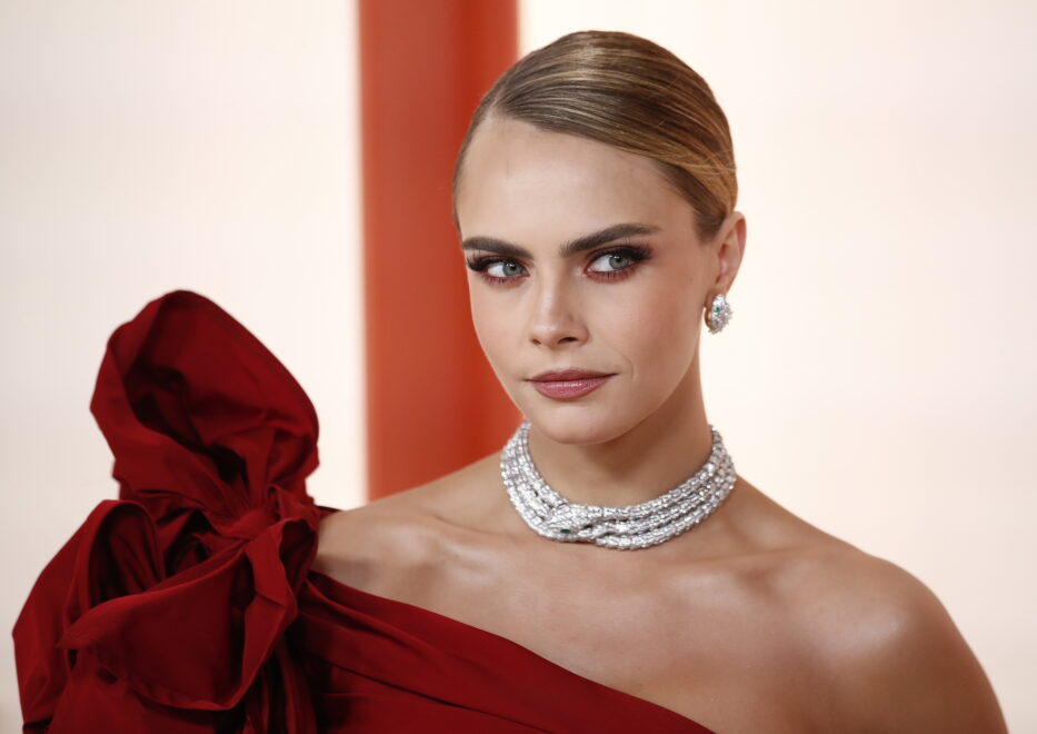 Cara Delevingne en los premios Oscar.-