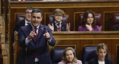 Sánchez esquiva la ruptura con Podemos por el 'sí es sí' y se lanza contra Feijóo por su foto con el narco