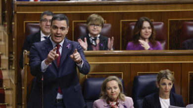 Sánchez esquiva la ruptura con Podemos por el 'sí es sí' y se lanza contra Feijóo por su foto con el narco