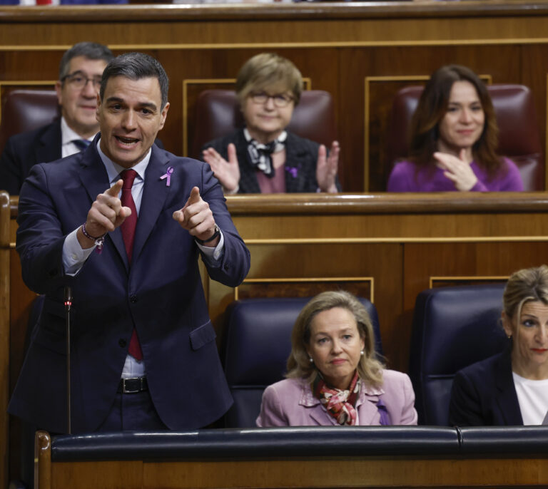 Sánchez esquiva la ruptura con Podemos por el 'sí es sí' y se lanza contra Feijóo por su foto con el narco