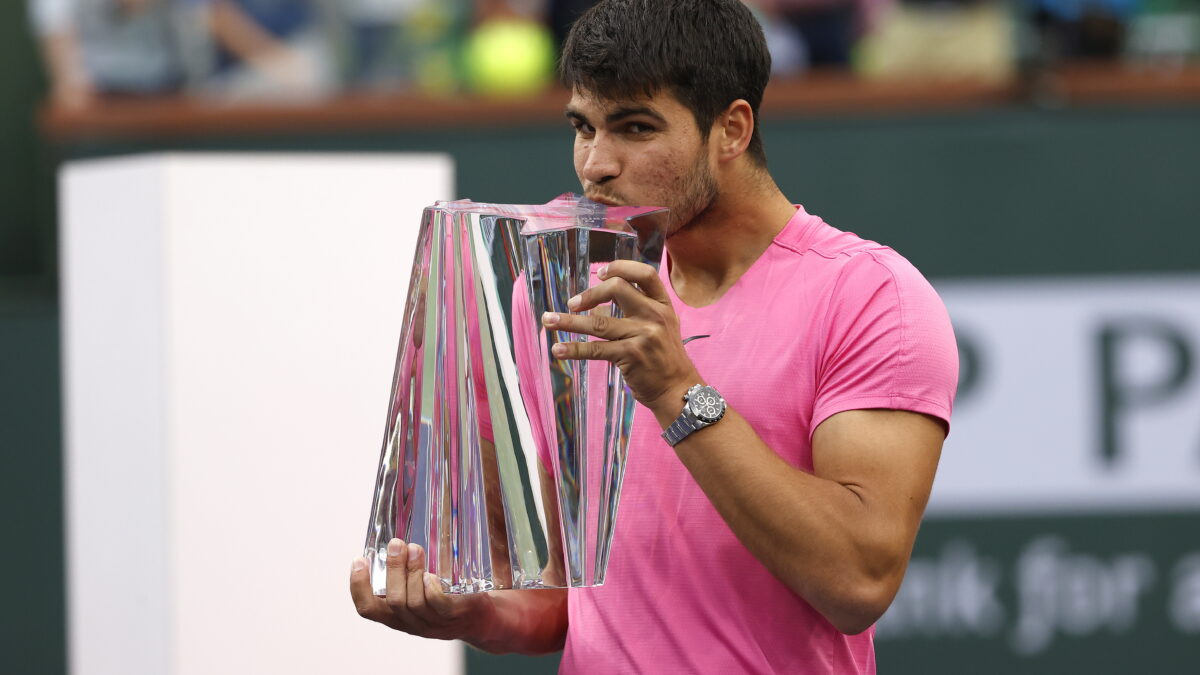 Alcaraz besa el trofeo de Indian Wells que le devuelve al número uno del mundo.