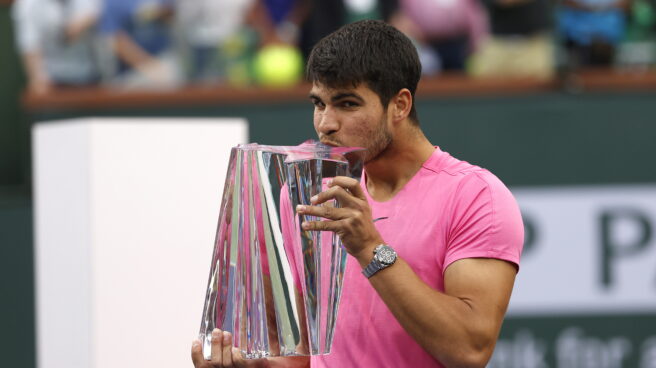 Alcaraz besa el trofeo de Indian Wells que le devuelve al número uno del mundo.