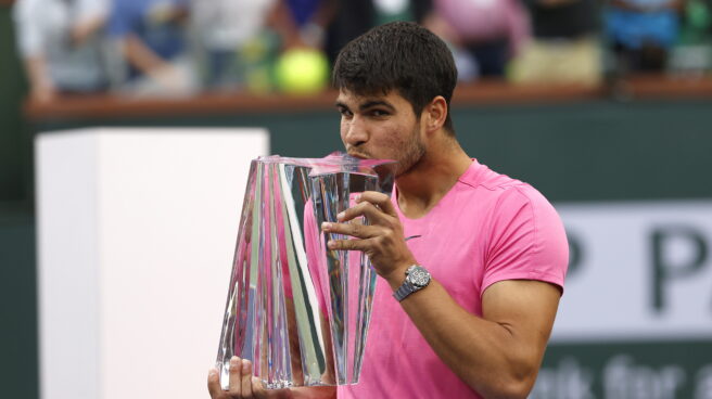 Alcaraz besa el trofeo de Indian Wells que le devuelve al número uno del mundo. Alcaraz besa el trofeo de Indian Wells que le devuelve al número uno del mundo.