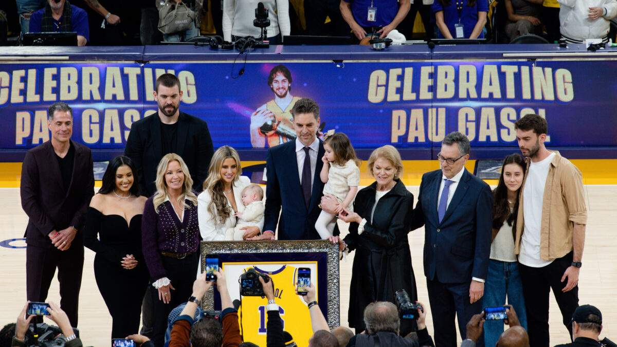 Homenaje de losLak ers a Pau Gasol.