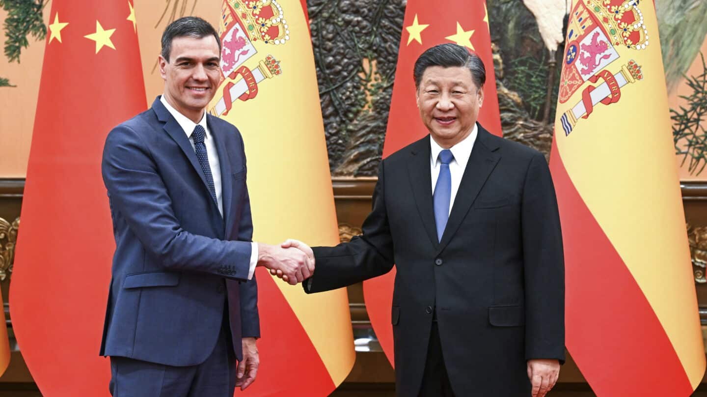 Beijing (China), 31/03/2023.- Chinese President Xi Jinping (R) shakes hands with Spanish Prime Minister Pedro Sanchez during their meeting in Beijing, China, 31 March 2023. The Spanish prime minister is in China on a two-day state visit. (España) EFE/EPA/XINHUA / RAO AIMIN CHINA OUT / MANDATORY CREDIT EDITORIAL USE ONLY