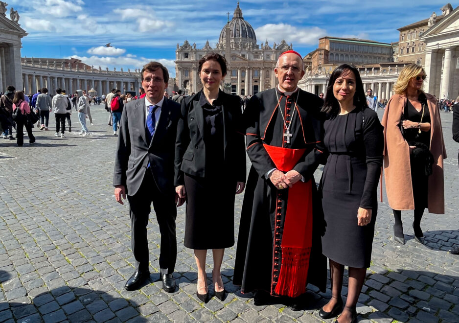 Almeida, Ayuso, el cardenal Osoro y Mercedes González, en El Vaticano.